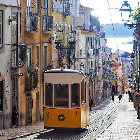 아파트 Sm2 Romantic By The Gardens Pr Real & Bairro Alto 리스본